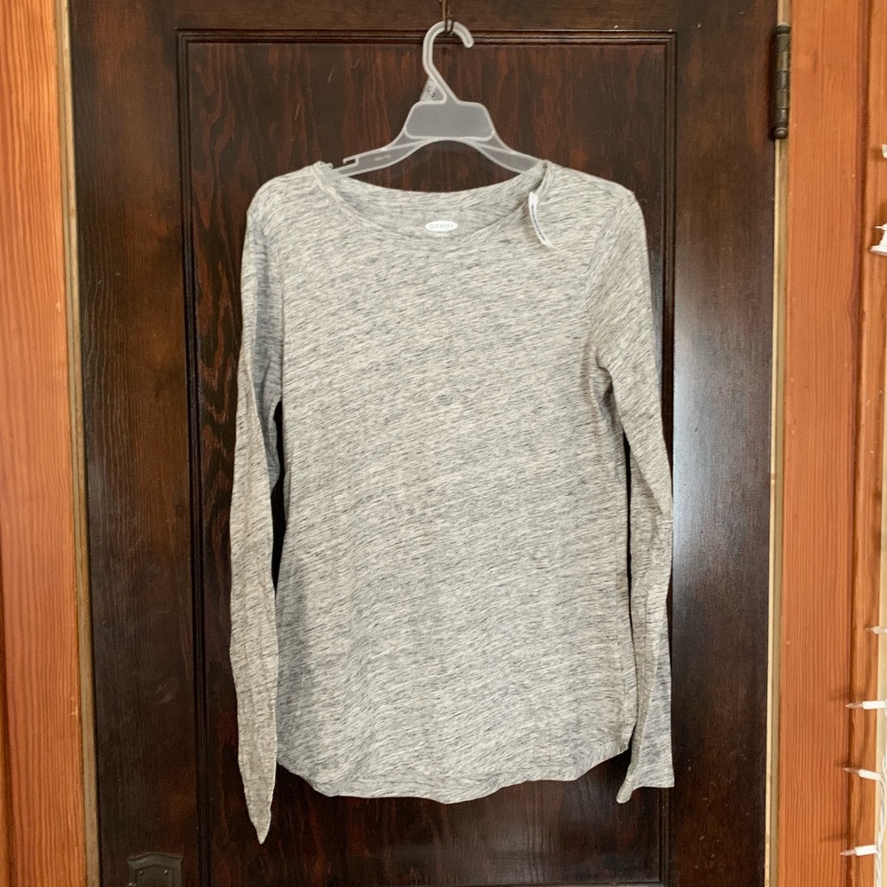 gray longsleeve tee